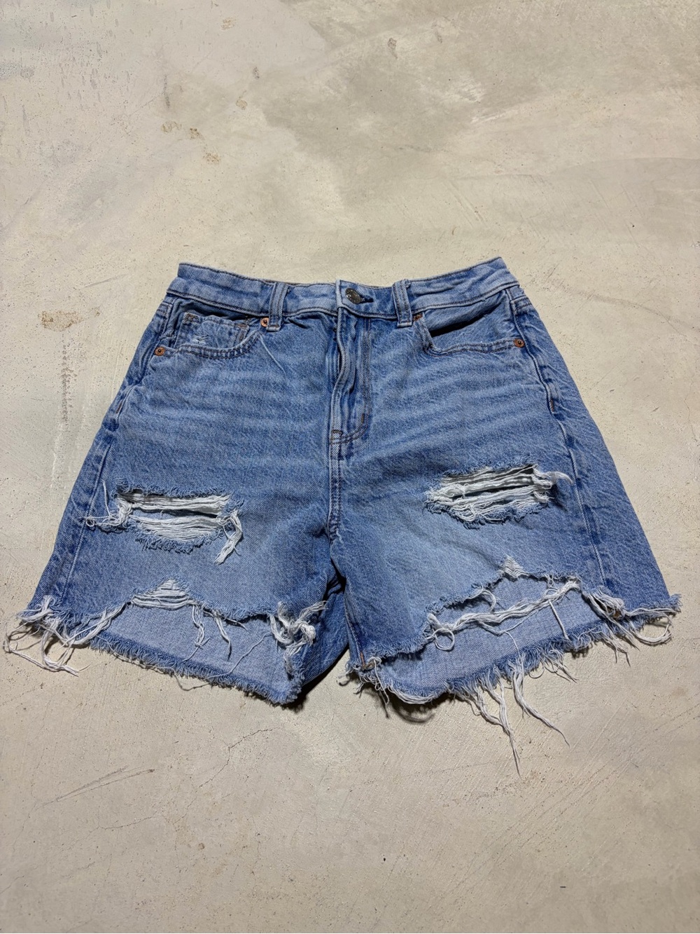 American Eagle baggy mom short Distressed Blue Denim Women’s Shorts 24